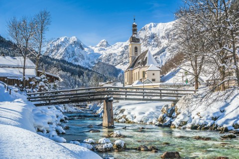 verschneite Kirche in Ramsau im Berchtesgadener Land - JFL Photography