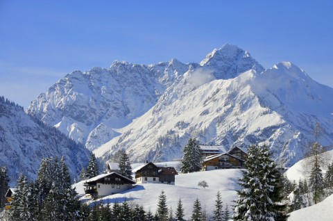 Bergdorf im Winter im Kleinwalsertal - Andreas P