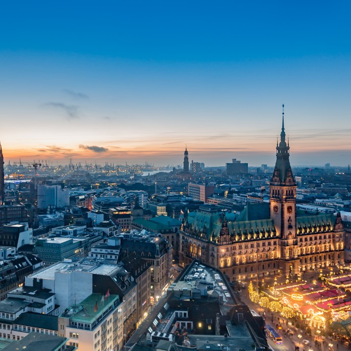 Rathaus und Weihnachtsmarkt in Hamburg II