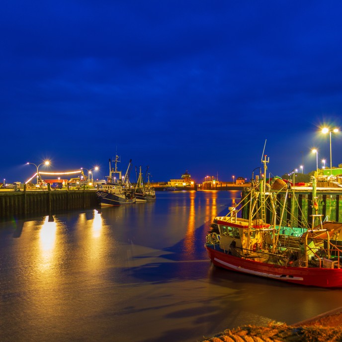 Nordseehafen Büsum in der blauen Stunde_AdobeStock_200888154