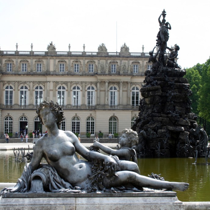 Cheimsee_herrenchiemsee_schloss_mit_figur_in_front_Fotolia_3284879_Subscription_L