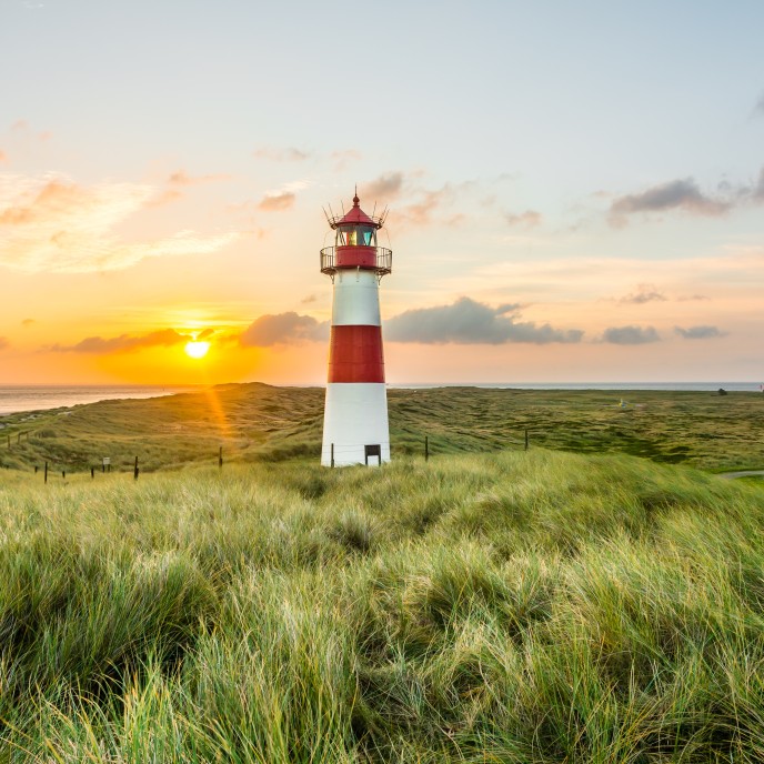 Leuchtturm in List auf Sylt_AdobeStock_104899643
