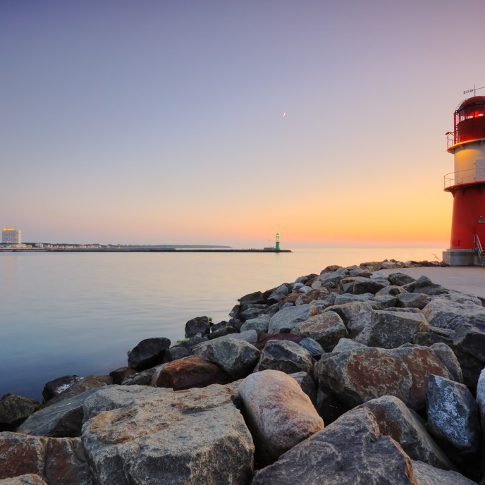 Hafeneinfahrt von Warnemünde_AdobeStock_8064210