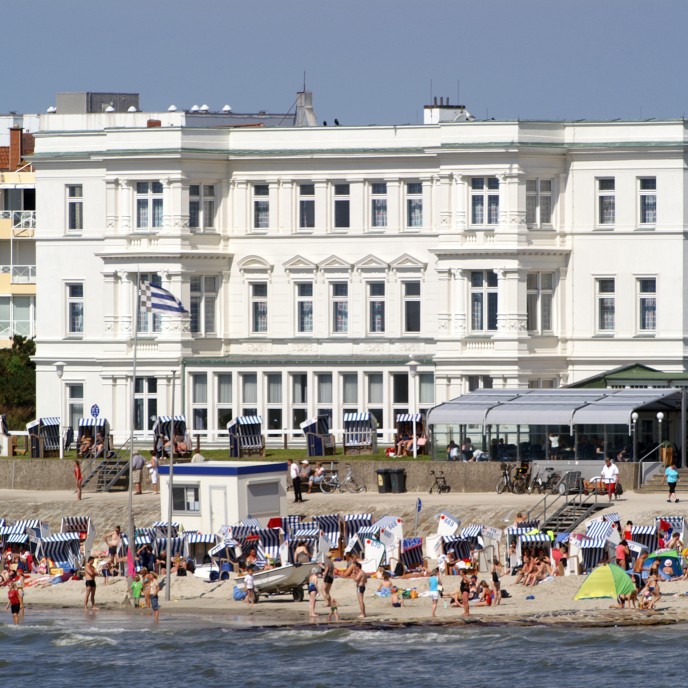 Norderney: Strand vor weißen Häusern