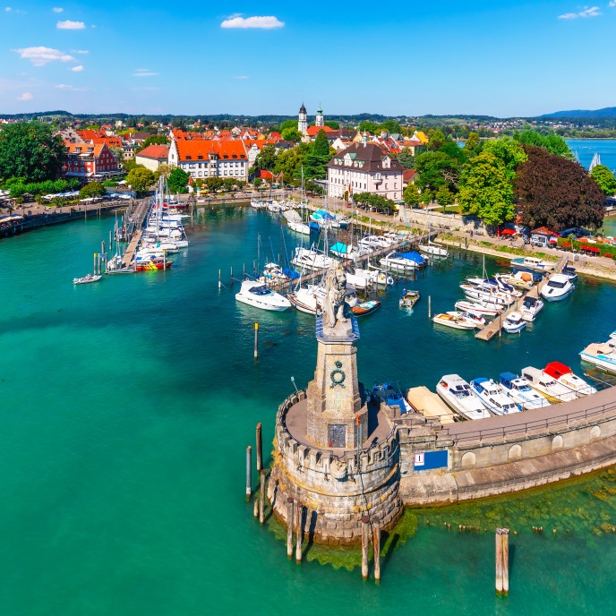 Hafenansicht von Lindau am Bodensee_AdobeStock_220223332