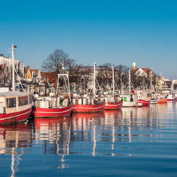 Fischerboote am alten Strom in Warnemünde_AdobeStock_121856504