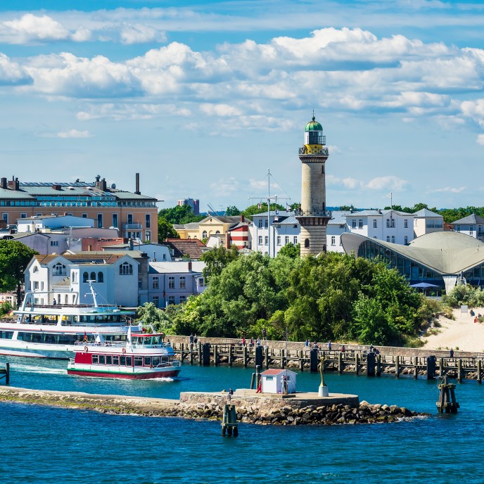 Leuchtturm in Warnemünde_AdobeStock_207969911