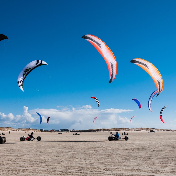 Kitebuggies am Strand von St. Peter-Ording_AdobeStock_98638191