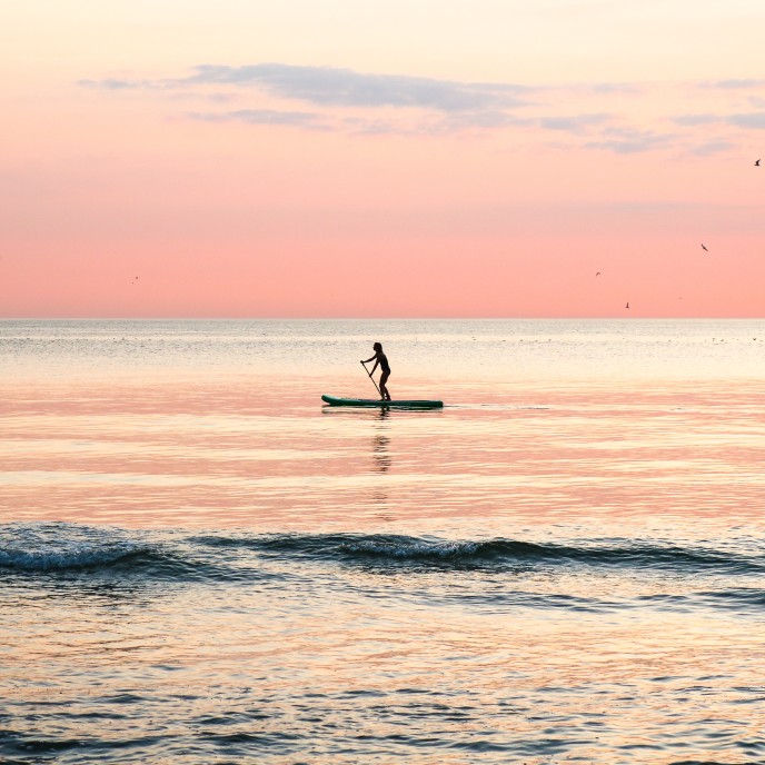 Stand Up Paddeling auf der Nordsee_AdobeStock_286350061