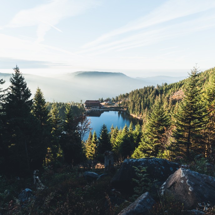 Blick auf den Mummelsee im Schwarzwald_AdobeStock_305187228
