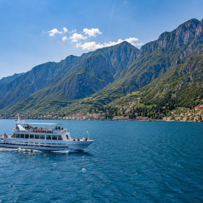 Weiße Fähre auf dem Gardasee
