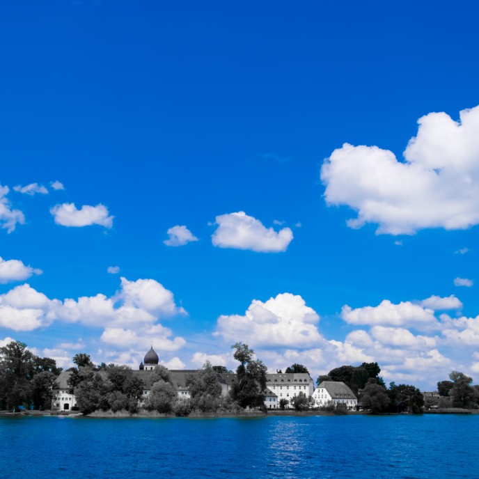 Chiemsee_frauenchiemsee_blau_blick_aus_ferne_Fotolia_6306373_Subscription_L