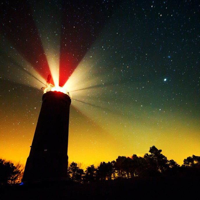 Böhler Leuchtturm bei Nacht_AdobeStock_183123385