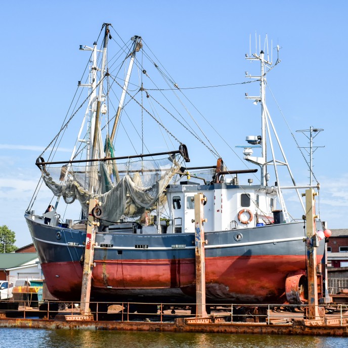 Fischerboot im Hafen von Büsum_AdobeStock_270274816