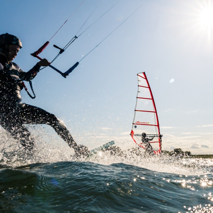 Kitesurfen und Windsurfen_AdobeStock_359632243