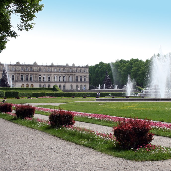 Chiemsee_herrenchiemsee_schloss_mit_springbrunnen_Fotolia_3284908_Subscription_L