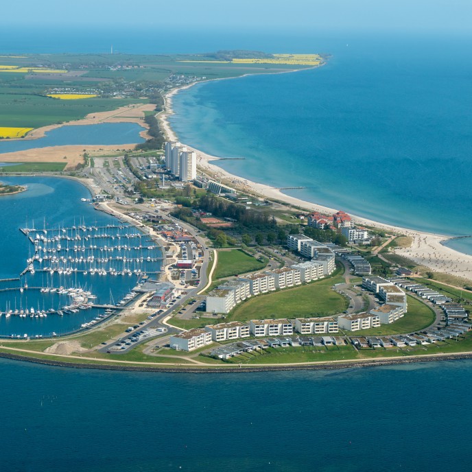 Luftaufnahme vom Südstrand in Fehmarn_AdobeStock_267212981