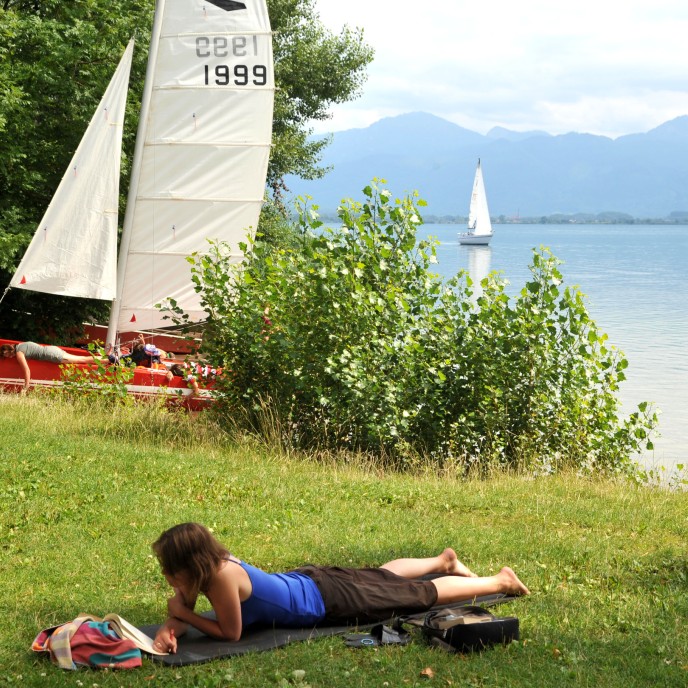 Chiemsee_prien_sonnenbad_segelboot_Fotolia_9026140_Subscription_L
